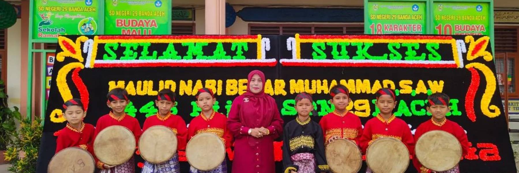 Kepsek dan Personel Rapai SD Negeri 29 Banda Aceh