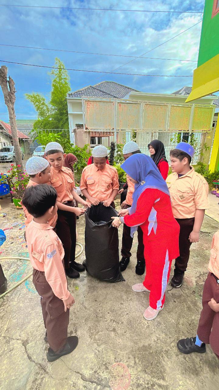 Aksi bersih-bersih World Cleanup Day SDN 29 